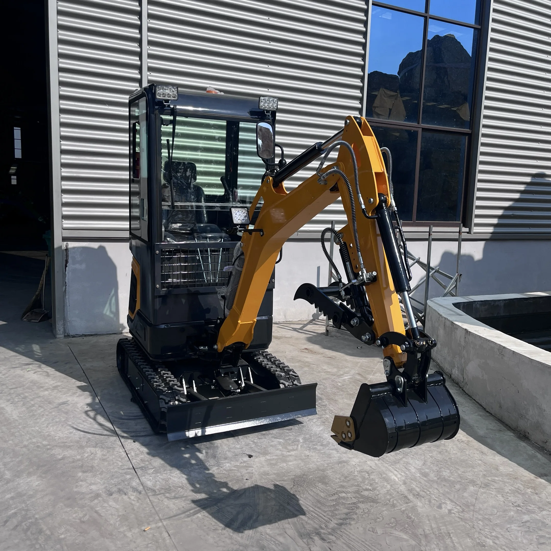 

Free delivery mini excavator 1.8 tons EPA Kubota engine excavator factory sales excavator 2 tons for sale mini excavator