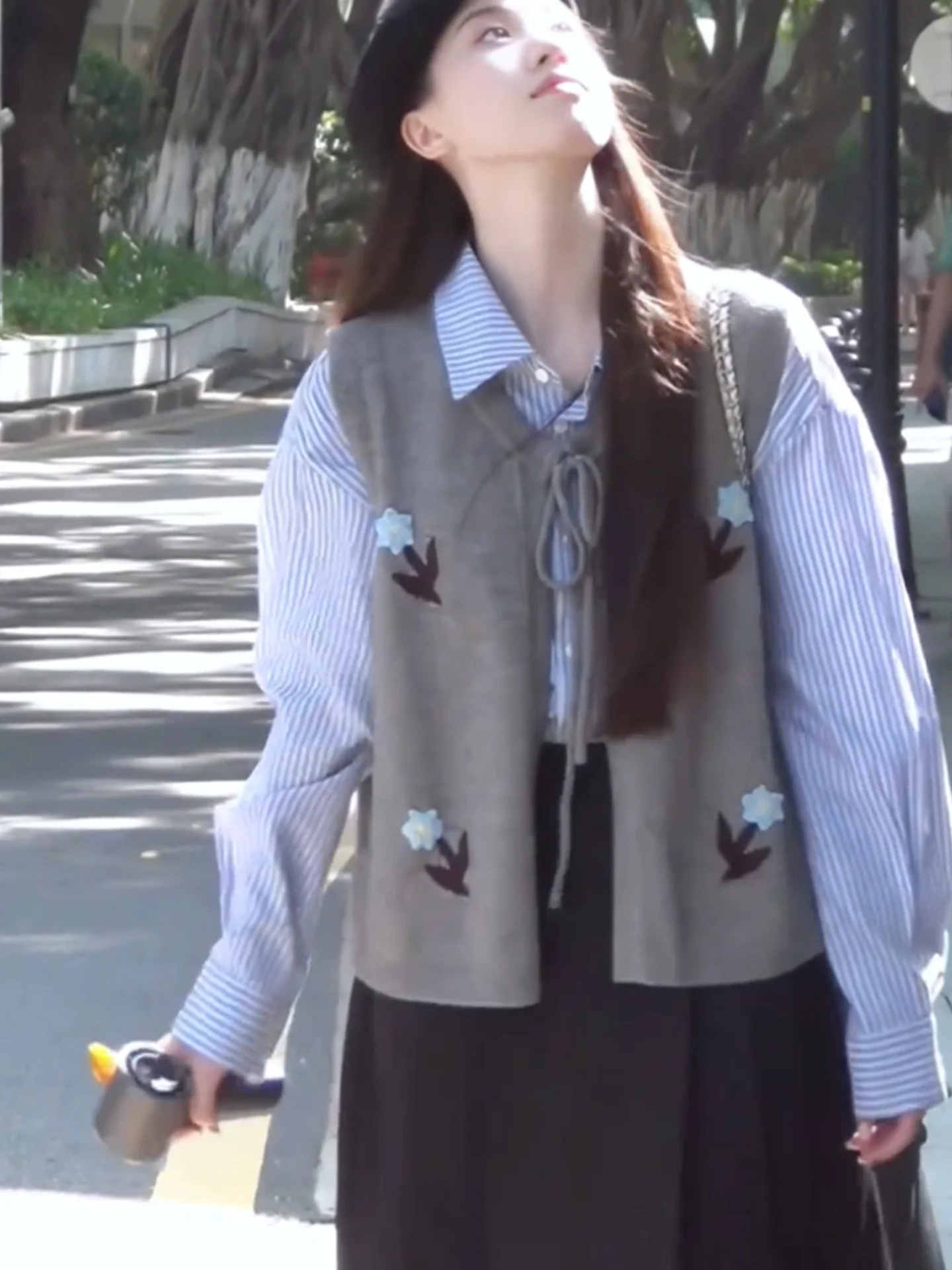 سترة محبوكة على شكل زهرة مطرزة بحزام سترة للتنقل بطبقات علوية لطيفة بدون أكمام نقية على الإنترنت S 25-29 سنة