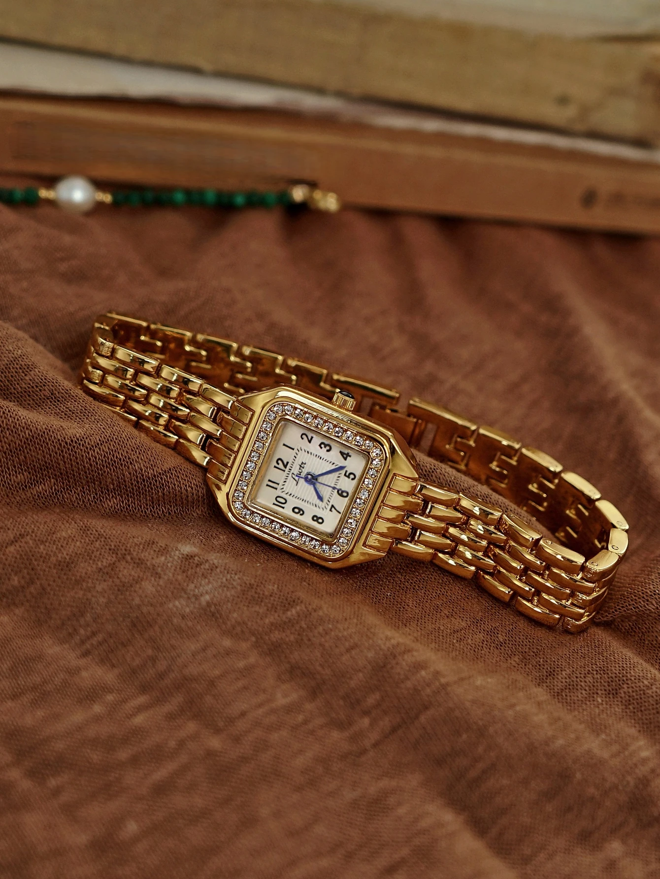 1 New Model of Gold-Colored French Classic Retro Style High-End Elegant and Exquisite Women's Quartz Watch with Dazzling Rhinestones, Stainless Steel Strap, Mother-Of-Pearl Dial, Arabic Numerals, Fashionable, Casual