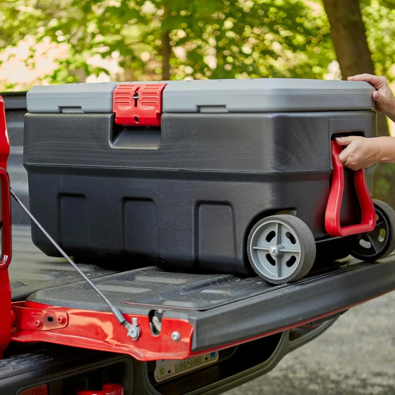 W_ActionPacker 35 Galon, Buatan AS, Tempat Penyimpanan Plastik yang Dapat Dikunci dengan Tutup dan Roda - Luar Ruangan, Industri, Kokoh, Berkemah