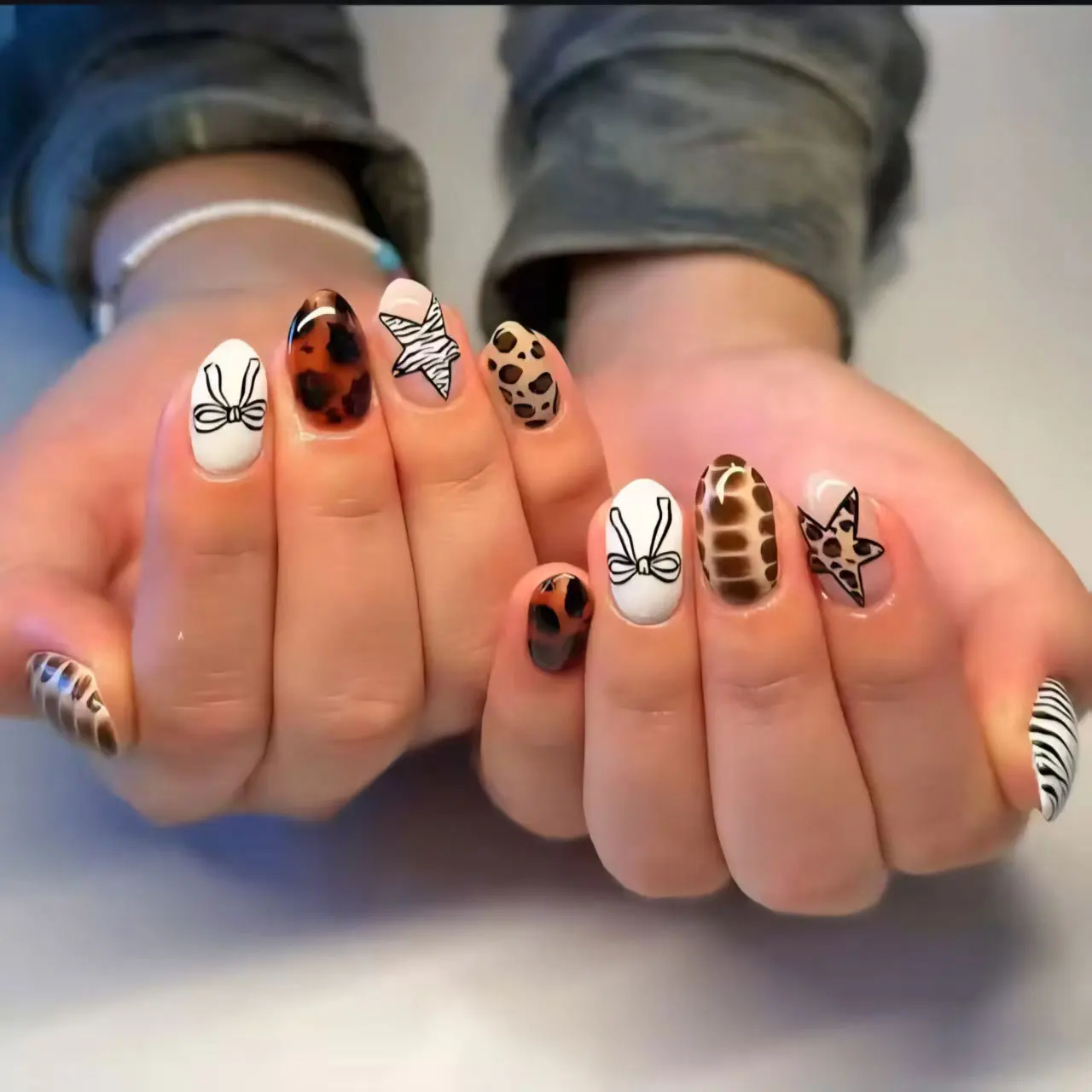 

24Pcs Short Round Head Full Cover Fake Nails Leopard Print Bow Pentagram with Design Press on Nails Tips Detachable False Nails