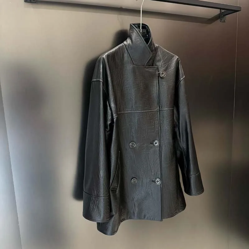 سترة جلدية أصلية عصرية جديدة بطول منتظم لعام 2025 بياقة مقلوبة ملابس نسائية لخريف وربيع جودة عالية