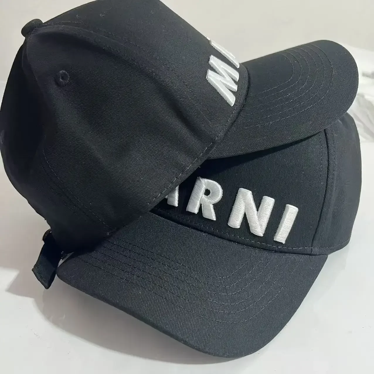 

Бестселлер Бейсболка с вышивкой MAR — минималистичная регулируемая шляпа унисекс | Повседневный модный аксессуар для повседневного ношения