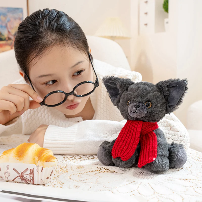 13CM süßes schwarzes Devon Rex Plüschtier lebensechte Kuscheltiere Katze flauschige weiche kleine schwarze Devon Rex tragen Schal Lätzchen Kawaii Spielzeug