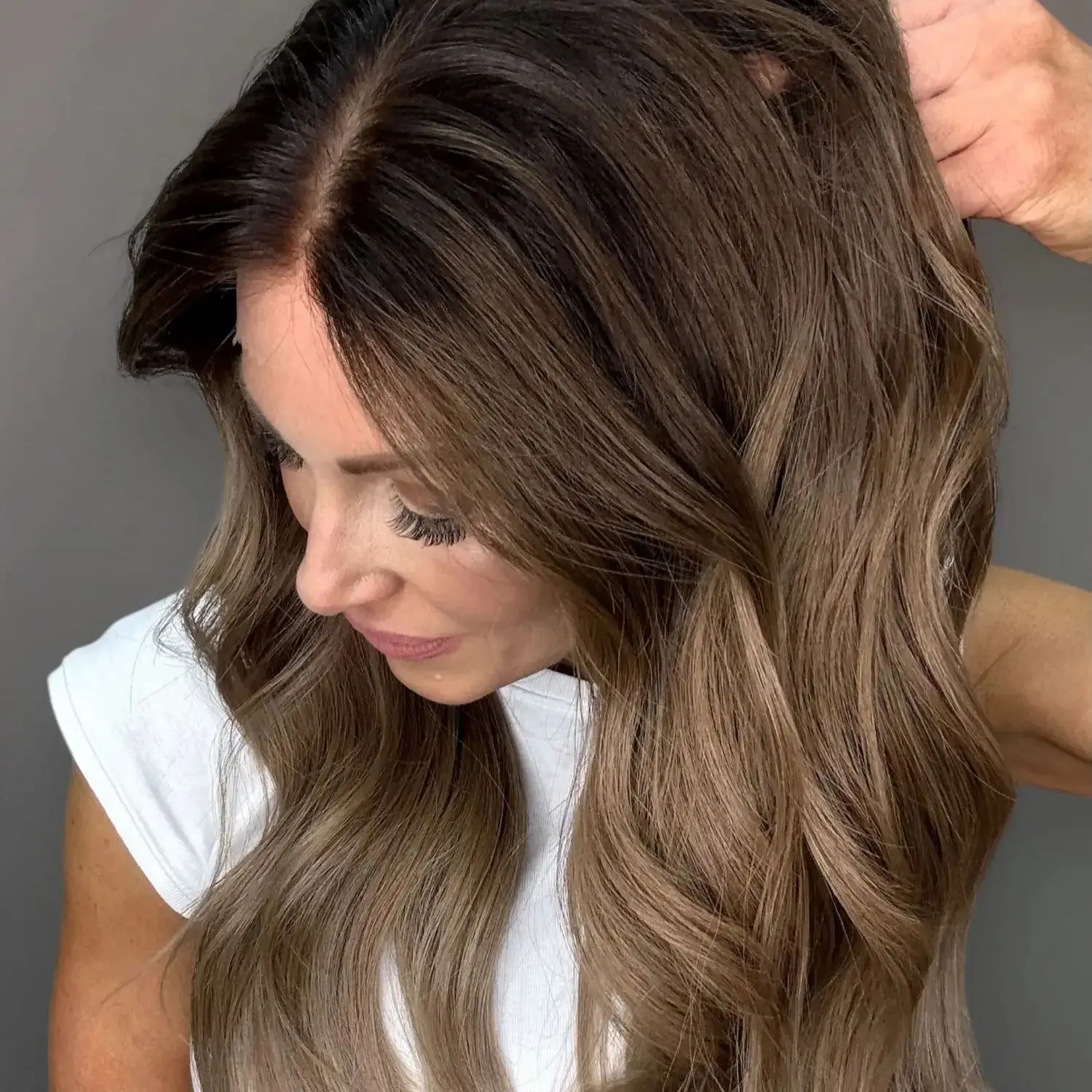 

Модный парик омбре темно-коричневого цвета с небрежными волнами, без клея, с кружевной передней частью 13x4, предварительно проработанной линией роста волос, из синтетических волос, натурального цвета, для женщин