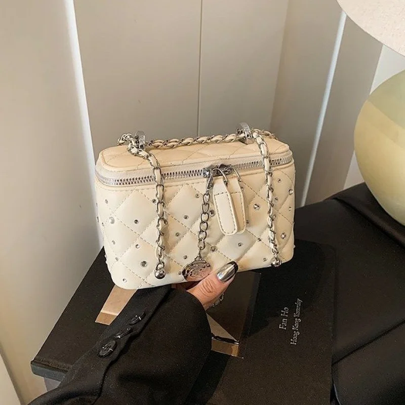 กระเป๋าสะพายข้างผู้หญิงระดับไฮเอนด์ ผลิตจากหนัง โดดเด่นด้วยลุคคลาสสิก หรูหรา และวินเทจ ​