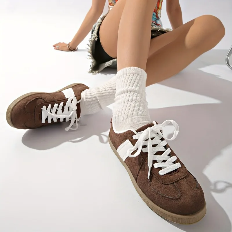 أحذية نسائية كبيرة الحجم، 2025 أحذية بيضاء مسطحة جديدة بمقدمة مستديرة ومتعددة الاستخدامات، أحذية رياضية منخفضة القطع