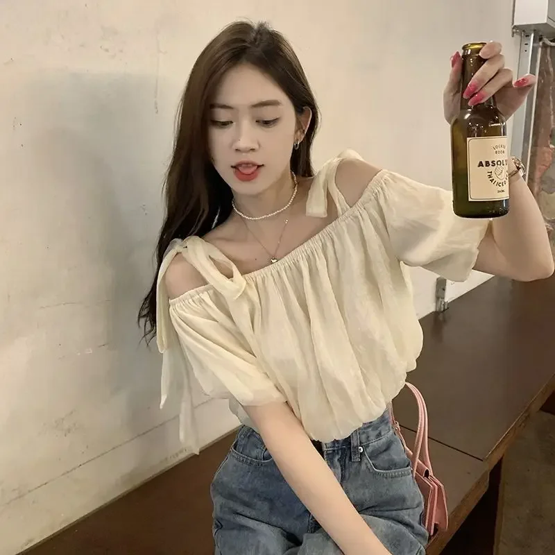 Słodka koszula na jedno ramię z czystym i niszowym designem