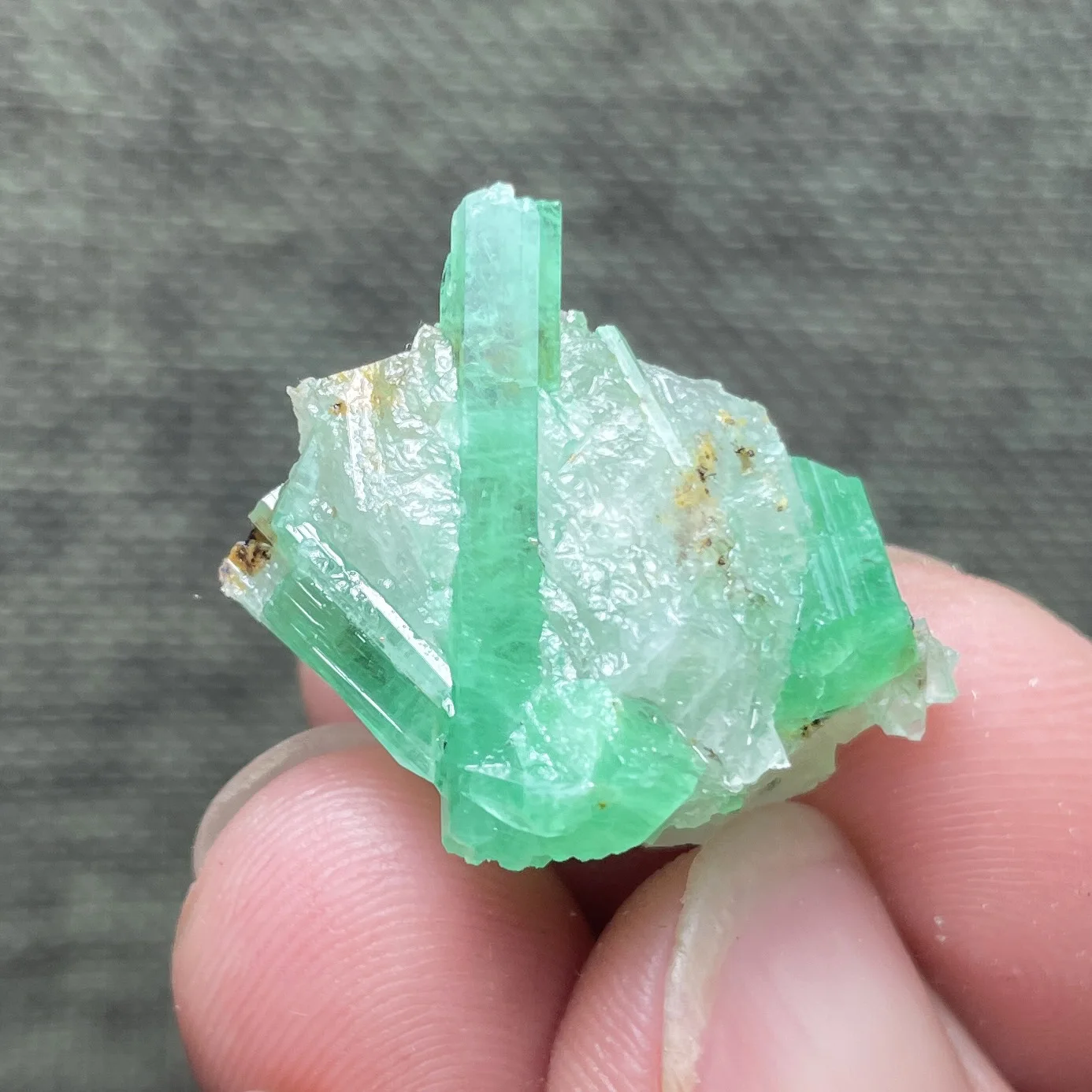 عينة معدنية من الزمرد الطبيعي + بلورات كوارتز شفاء وأحجار كريمة صخرية #6