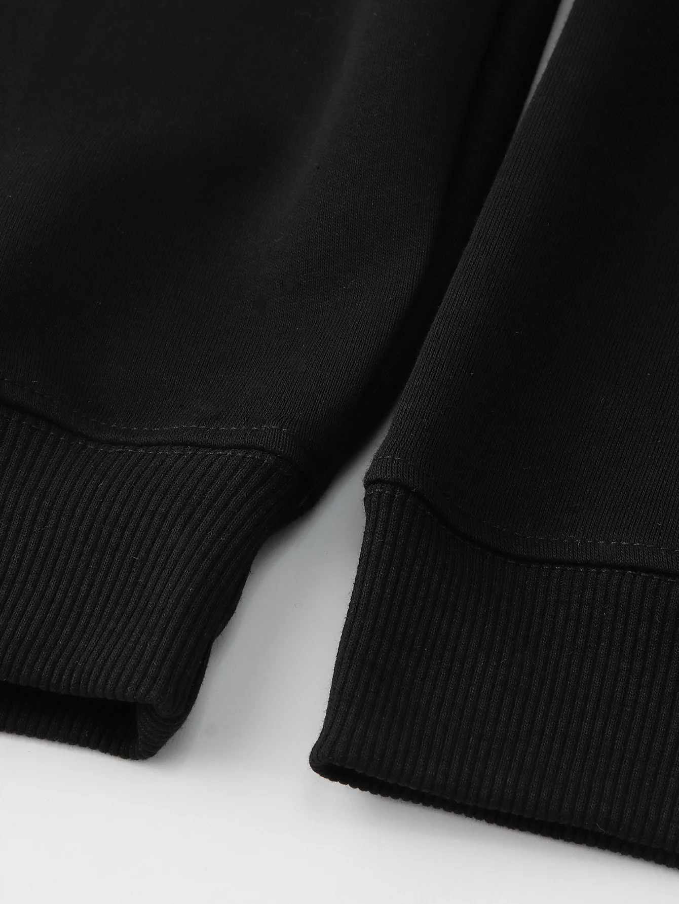 توجيه بلوفر أسود متعدد الاستخدامات فضفاض ورقيق متعدد الاستخدامات بطباعة حروف على الطراز الأجنبي سترة نسائية بأكمام طويلة