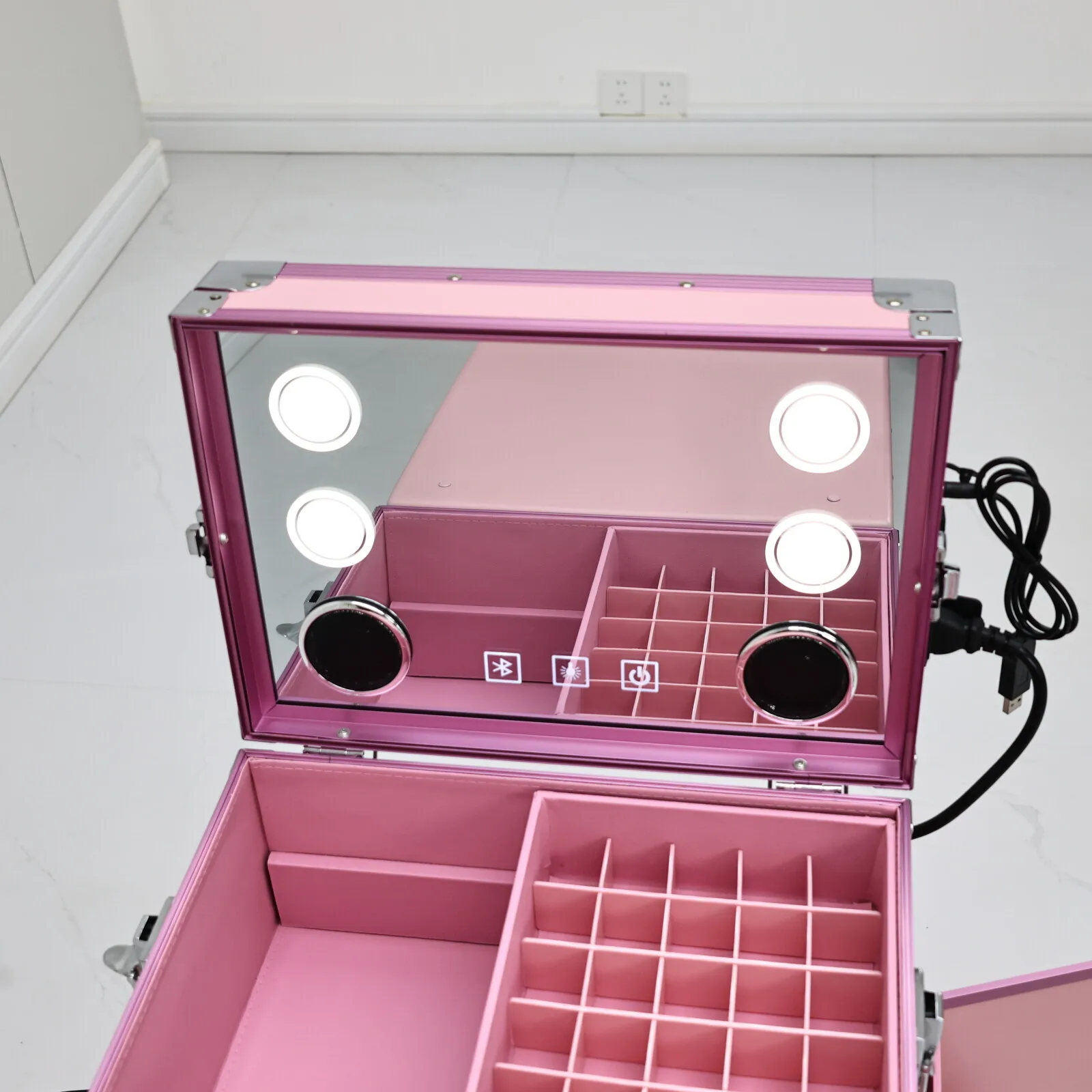 Rosa, tragbarer Manikürtisch mit LED-Spiegel, Schubladen und Rollen, zusammenklappbarer, rollbarer Nagelstudio-Tisch mit Stuhl, Salonmöbel für Nageldesigner. – Detail 16