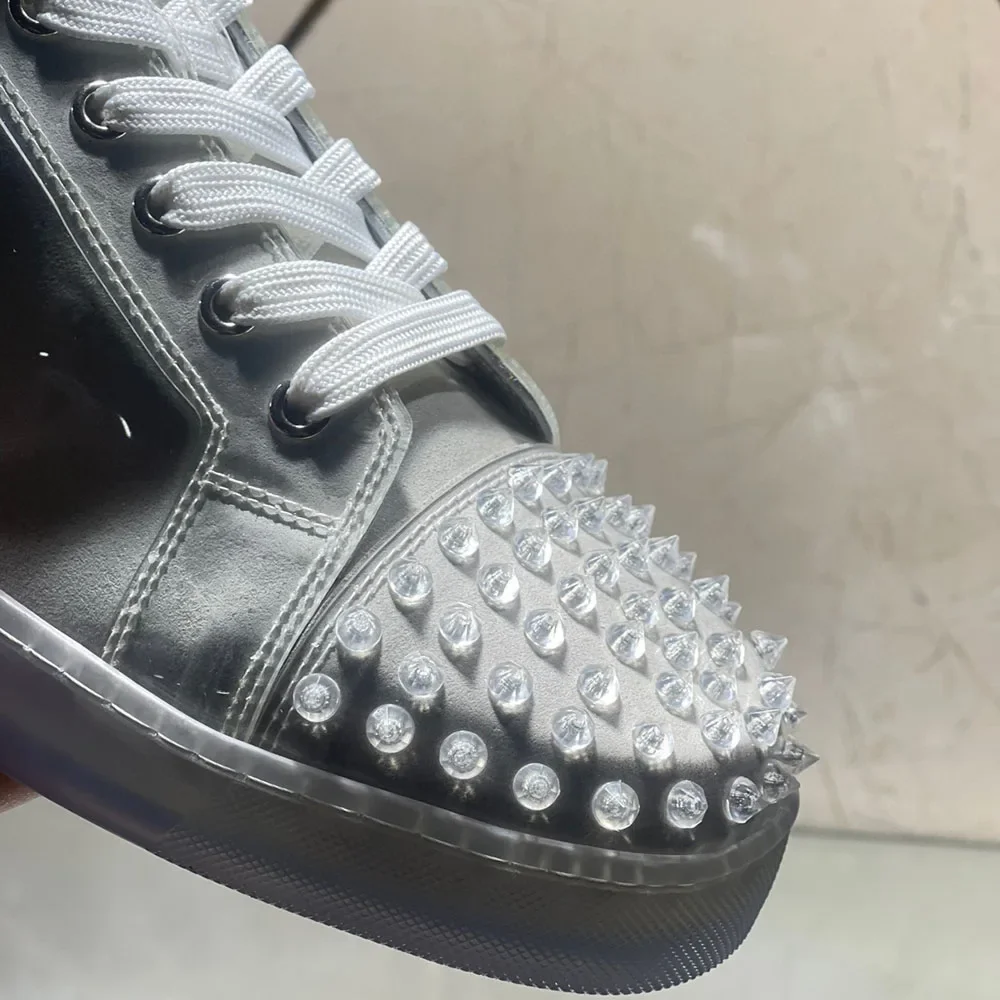 High Top Rote Unterseite Für Männer Trainer Fahren Spikes Weiße Echtlederschuhe Unordentliche Transparente Nieten Zehenkappe Flats Sneaker