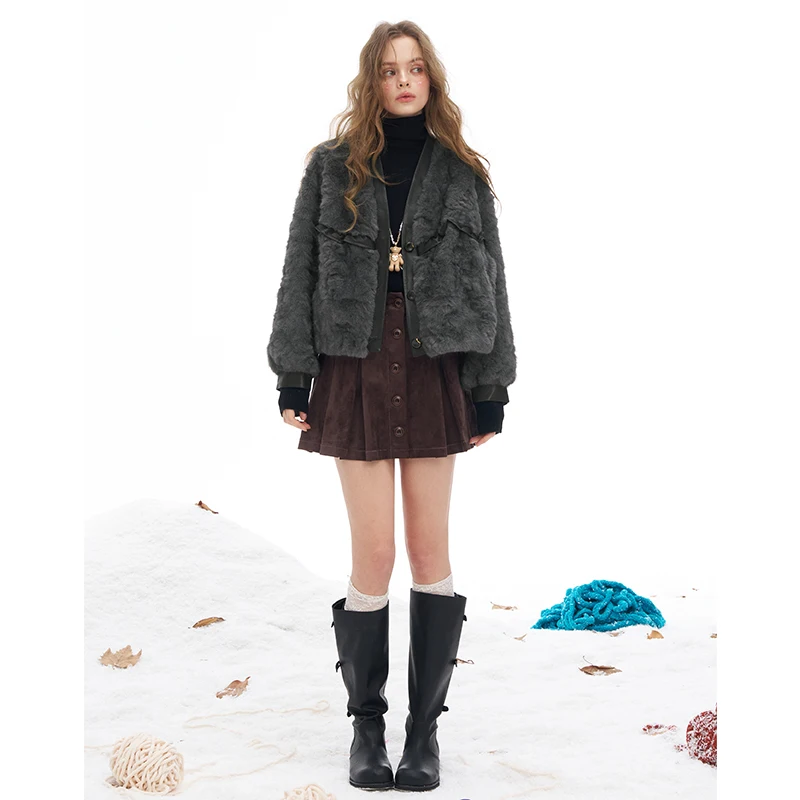 ELFSACK 2025 Winter New Arrivals Elegant Minimalist Solid V Neck Short Coat For Women