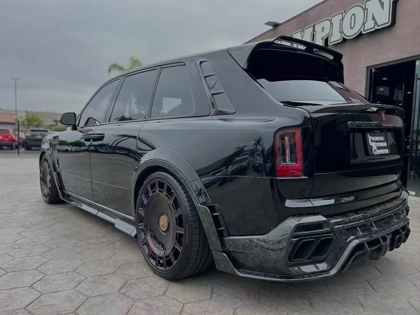 

Модифицированный задний бампер и бампер из углеродного волокна в стиле M для обновления деталей кузова Rolls Royce Cullinan