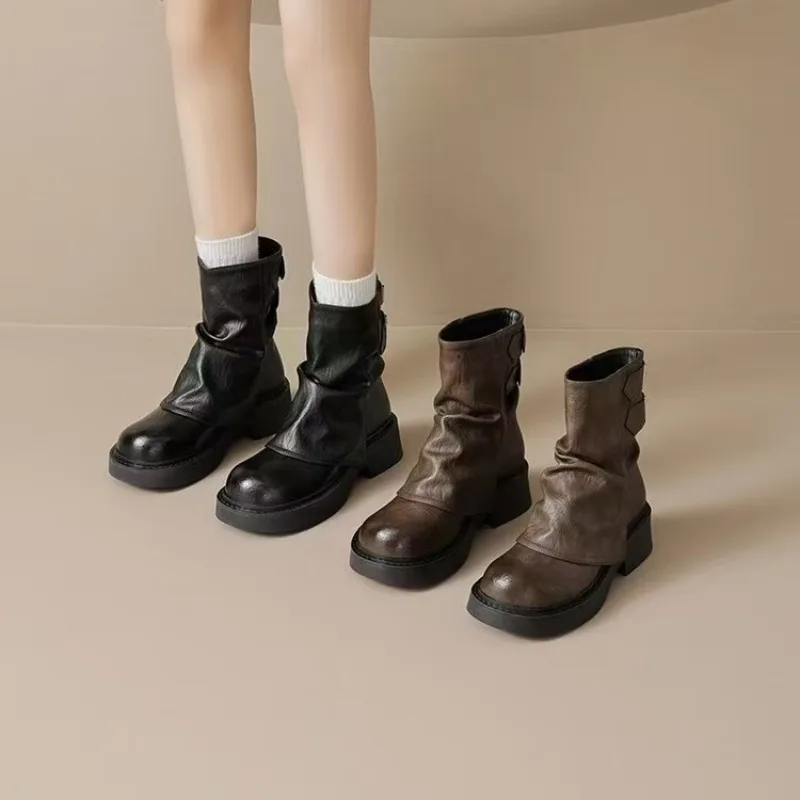Neue Damen-Stiefeletten mit eckiger Zehenpartie und verstärktem Absatz, dicke Plateaustiefeletten mit Blockabsatz, kurze Retro-Stiefeletten aus weichem Leder mit Reißverschluss auf der Rückseite. – Detail 1
