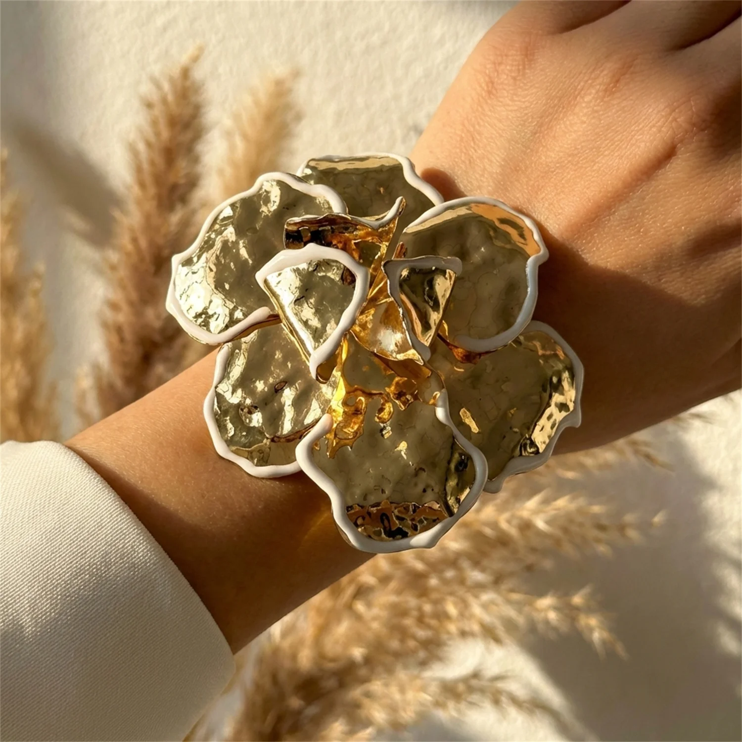 Weißer Emaille-Blumen-Armreif für Damen, Überdimensionales Offenes Metall-Armband, Modischer Statement-Schmuck – Detail 1