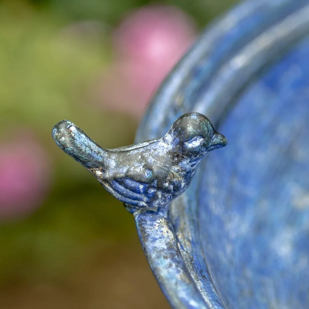 Sierlijke metalen voetstuk stijl vogelbad met gietijzeren vogels op rand volledige basis (blauw)