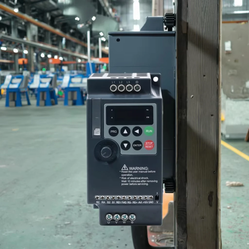 Single Three-Phase 0.75kW VFD AC Drive Motors 220V 380V Frequency Inverter with 110V 200W Rated Power for Compressors 750W