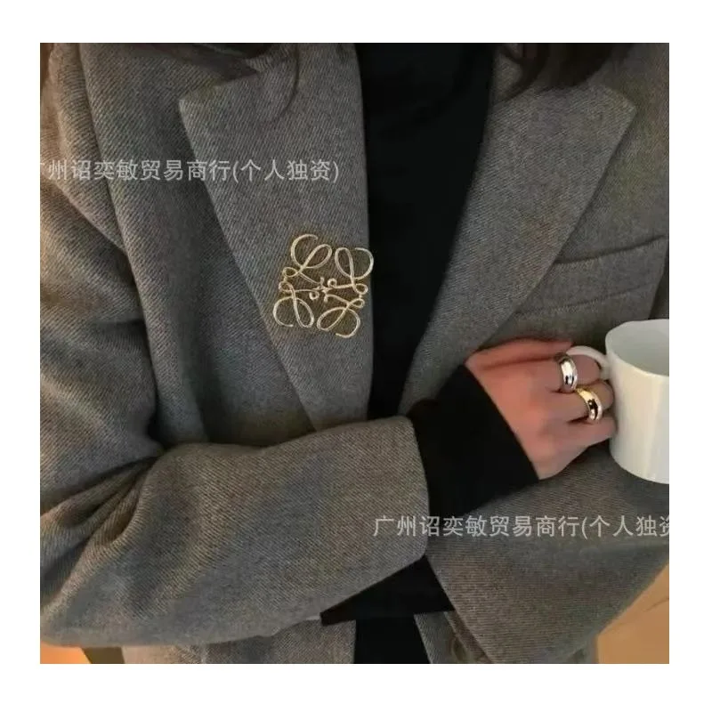 

Высококачественная брошь с геометрическим симметричным узором в стиле Ло Цзя, простая, элегантная, легкая роскошь, аксессуар для одежды, булавка