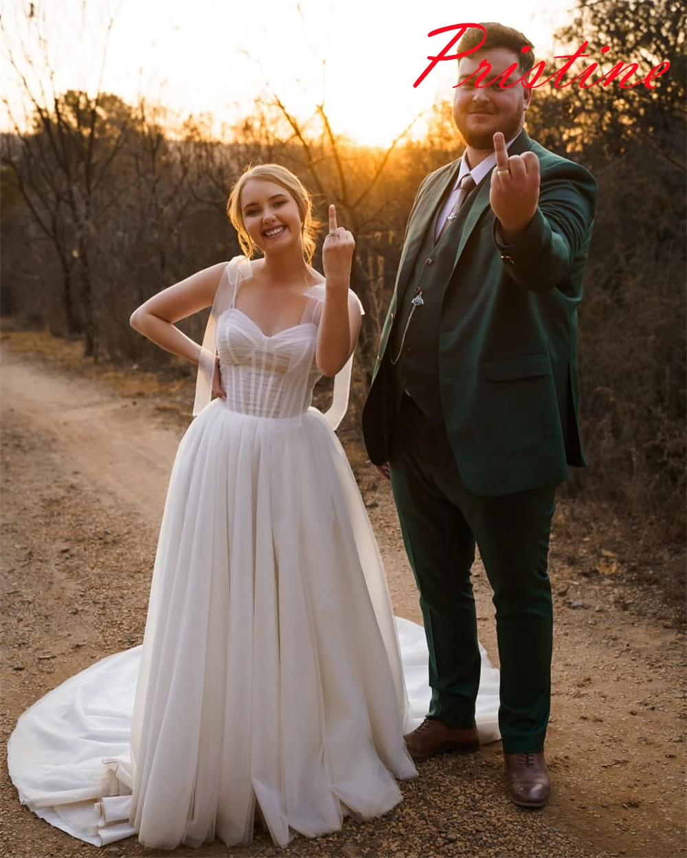 Aangepaste elegante witte tule bruidsjurken temperament strapless kapmouw trouwjurk kapel trein knoppen terug jurk