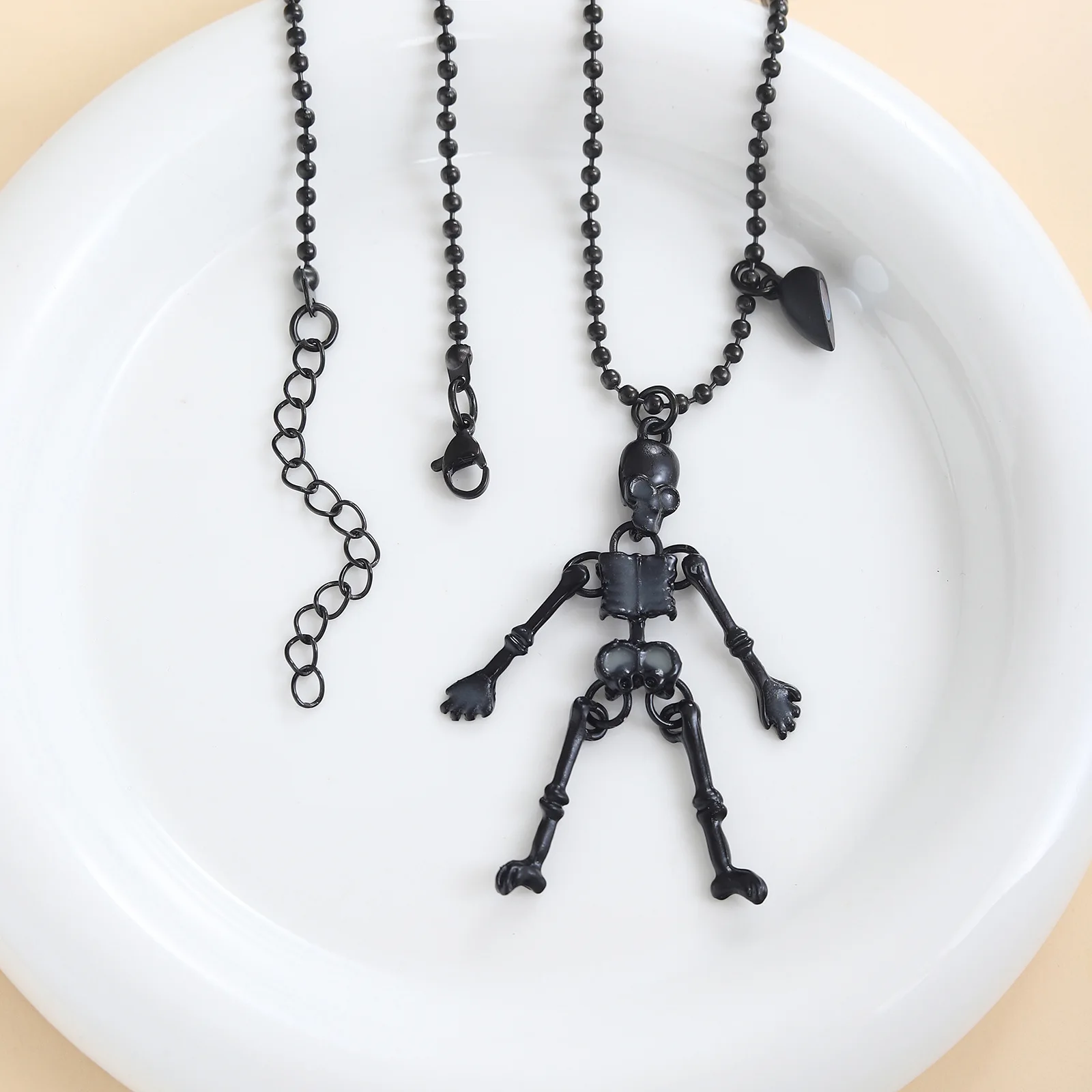 

Gothic Luminous Skeleton Pendant Necklace for Best Friend Couples Magnetic Heart Matching Glowing Necklace Halloween Jewelry