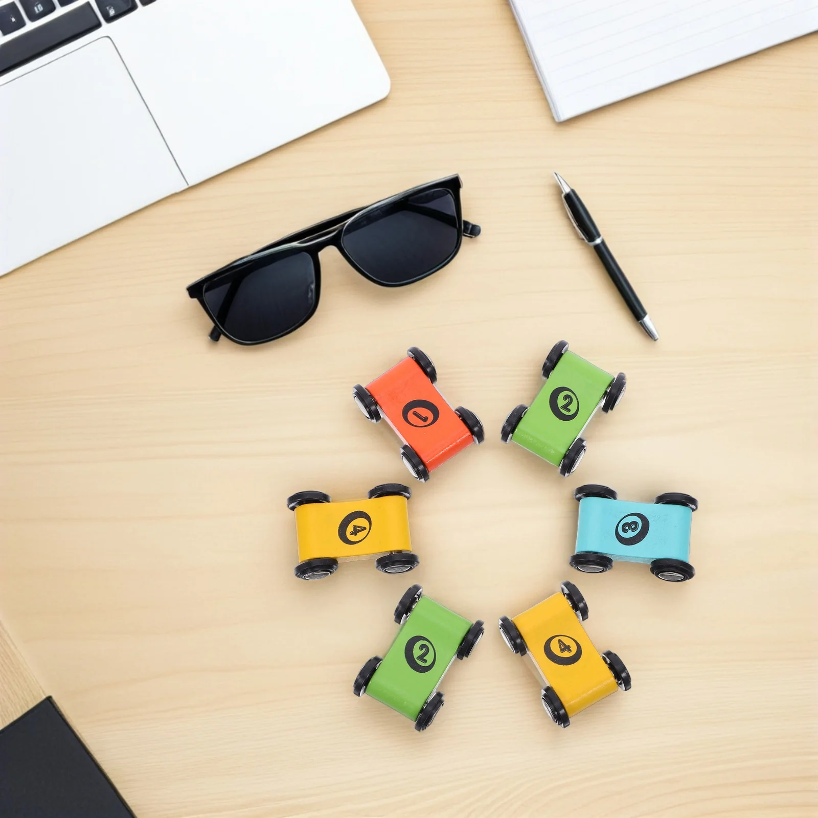 8 szt. Drewnianych Samochodzików Wyścigowych Jasne Kolory Gładkie Bezpieczne Dla Dzieci Tor Wyścigowy Interaktywna Gra Miniaturowy Zestaw Samochodowy