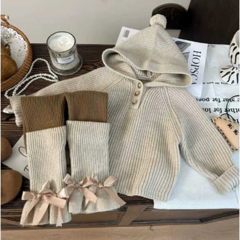 

Корейский комплект детской одежды, однотонный, новинка 2025, осенний вязаный свитер с капюшоном, шерстяные базовые штаны, сложенные носки, комплект из двух предметов