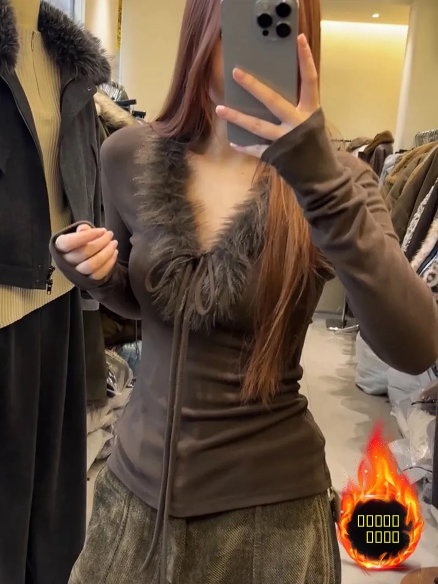 Modna koszulka plus size z dekoltem w serek, dopasowany krój, długi rękaw, jesienno-zimowy design, ciepła, wyszczuplająca, czysta elegancja.