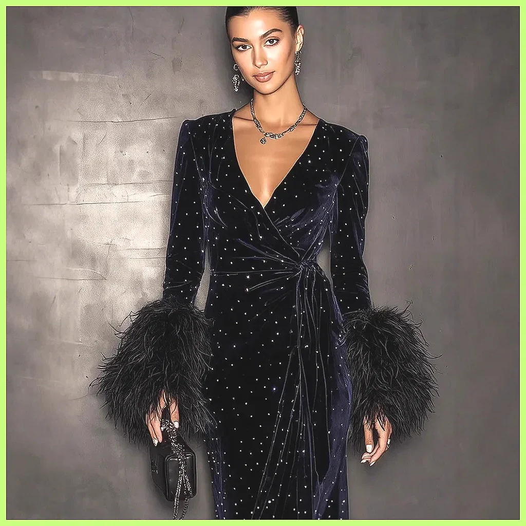 Elegante Abito da Ballo Retrò in Velluto con Polsini in Piume, Vestito da Sera Aderente con Scollo a V, Maniche Lunghe e Spacco, Abito da Festa