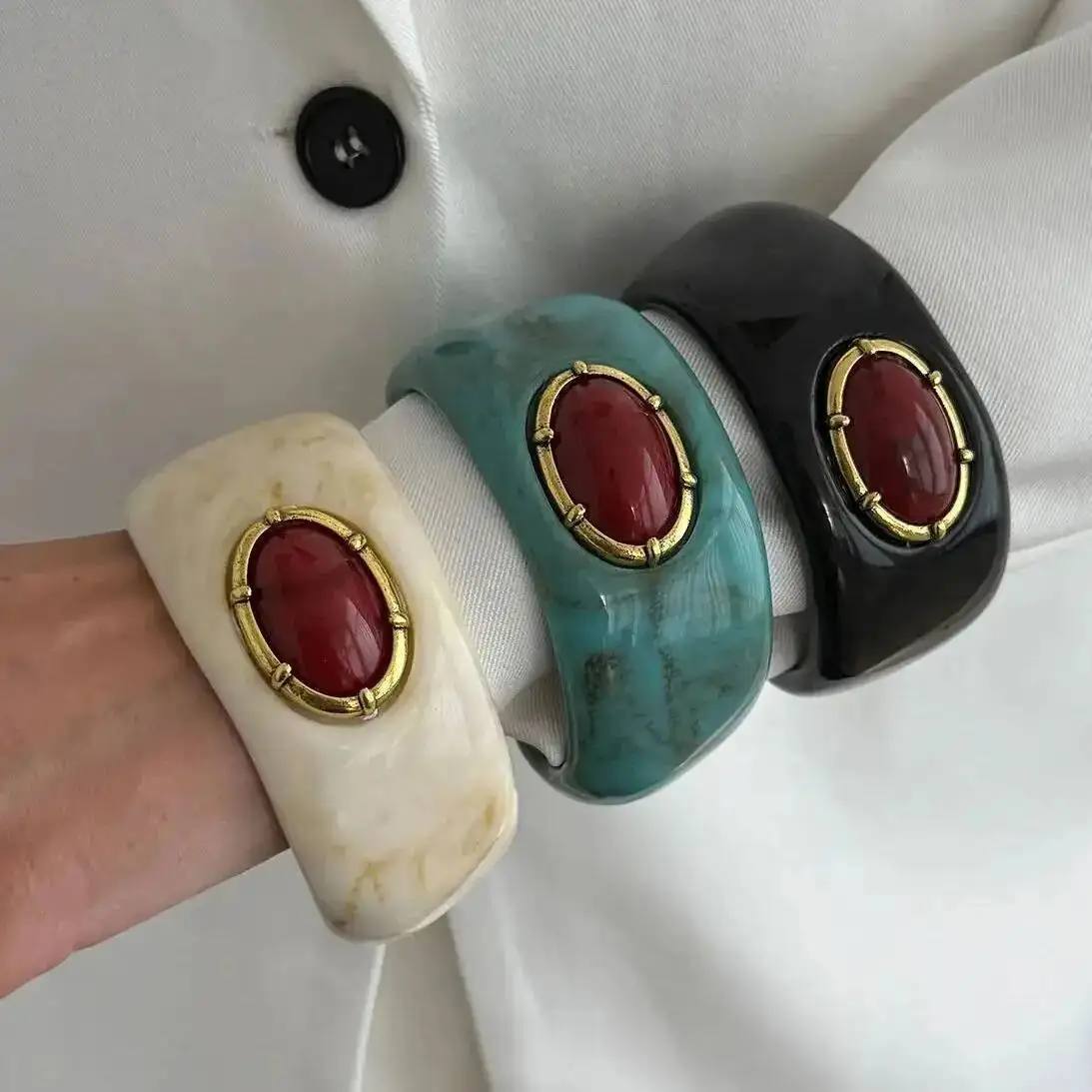 PuRui Bohemien Unregelmäßiges Geometrisches Chunky Harz-Acryl Manschetten-Armband für Frauen Luxuriöses Temperamentvolles Breites Armband Schmuck