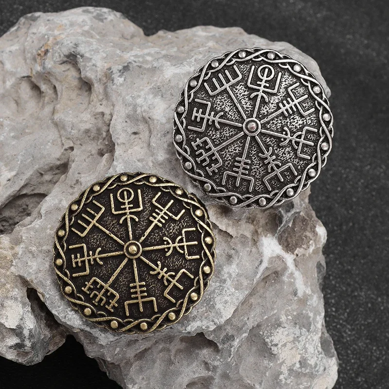 Retro Nordic Compass Badge Brooch Engraved Runes Suitable for Men Personalized Punk Pendant Pin Amulet Accessories