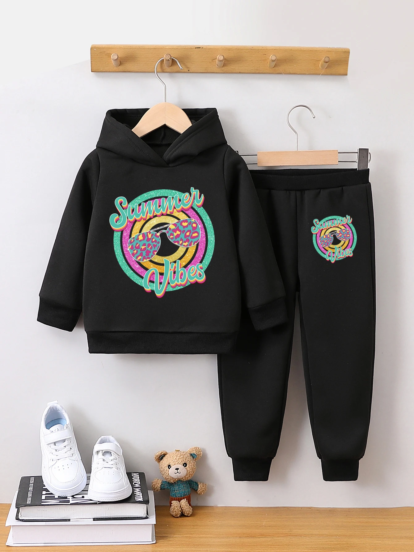 

2-Piece Set for Girls, Fashionable Cartoon Summer's Vibes Print, Autumn and Winter Hooded Sweatshirt and Long Pants Set, Children's Pullover with Fleece Lining, Thickened Autumn and Winter Casual Sports Suit