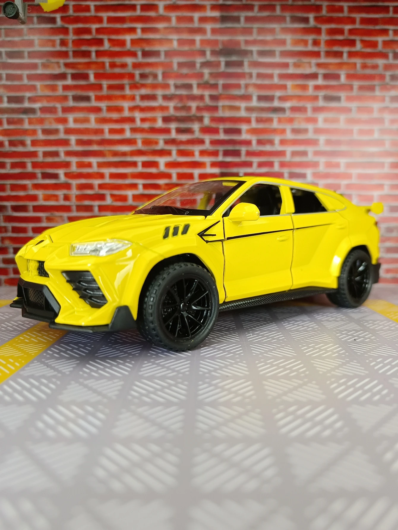 

1:32 Urus alloy car model ornaments racing children pull back acousto-optic toy doors and hood trunk can be opened