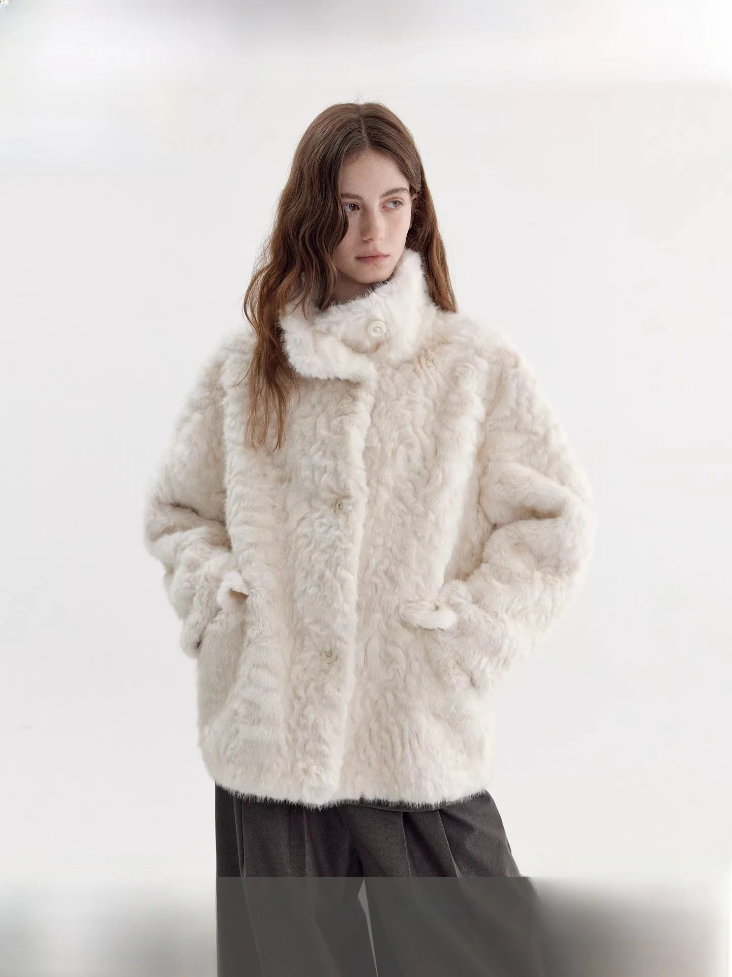 

Женское пальто Fano London Snow Season: Теплое, свободное, с воротником-стойкой, из полиэфирного волокна, с текстурой под мех, экологичное, для стройнящего силуэта, с длинными рукавами