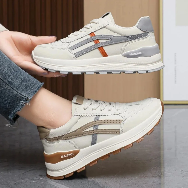 Tenis Feminino 2025 جديد إمرأة أحذية رياضية مريحة في الهواء الطلق موضة تنوعا شقة أحذية رياضية كاجوال الدانتيل يصل أحذية رياضية نسائية