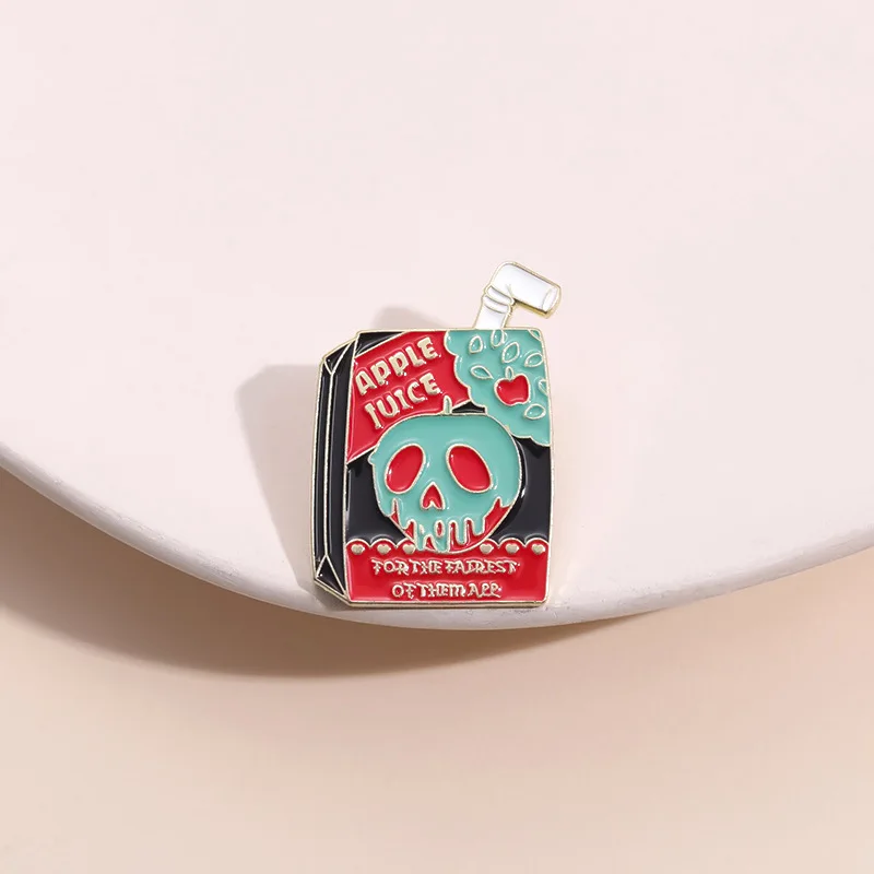 Pin esmaltado de jugo de manzana venenoso de dibujos animados, broche novedoso de terror gótico de Anime, insignia para mochila, regalo de joyería para niños y amigos