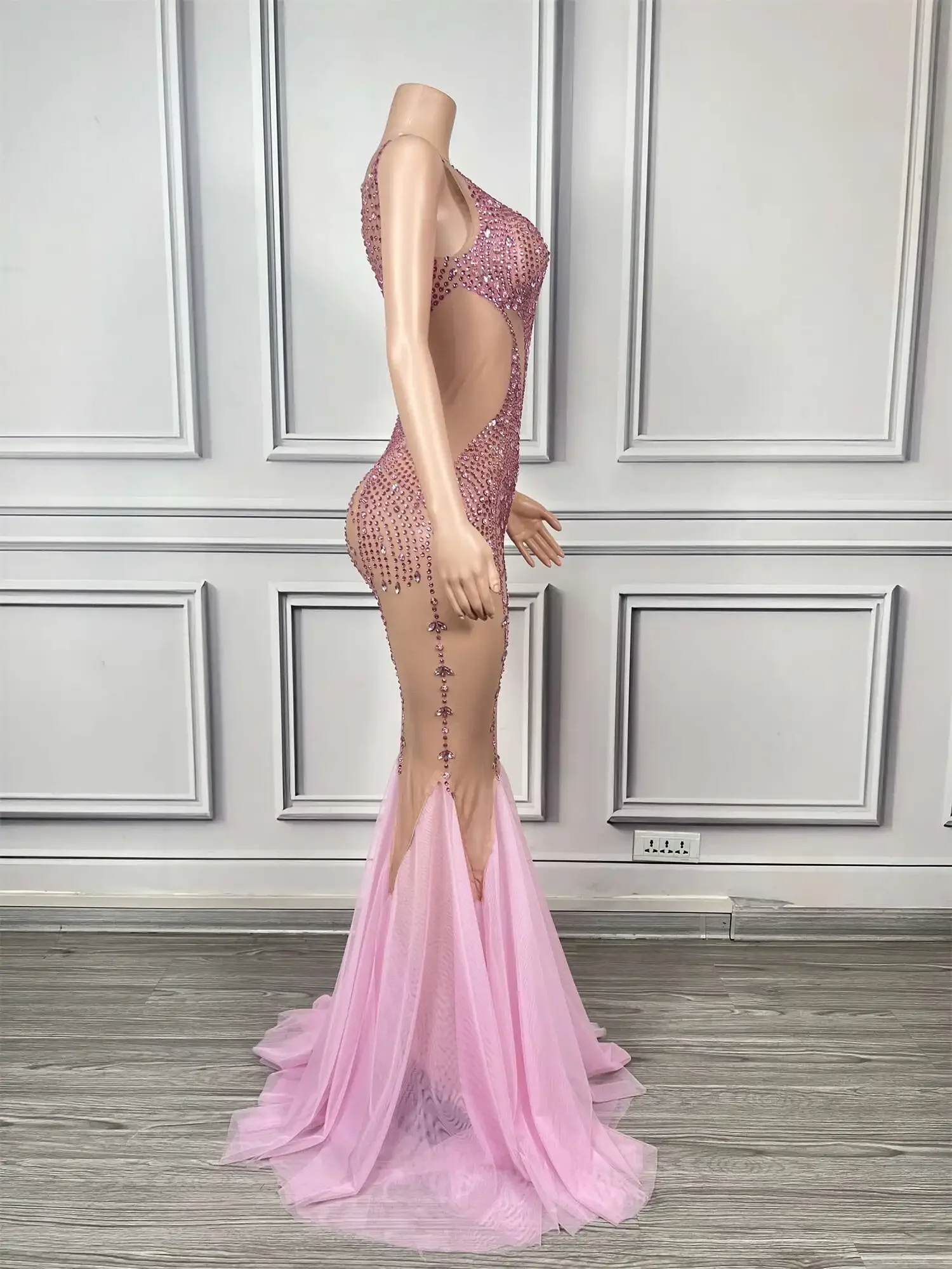 Abito da compleanno rosa Abito da ballo elegante da donna con mantello Festeggia il ballo di fine anno Abito da regina a coda di pesce in stoffa con strass