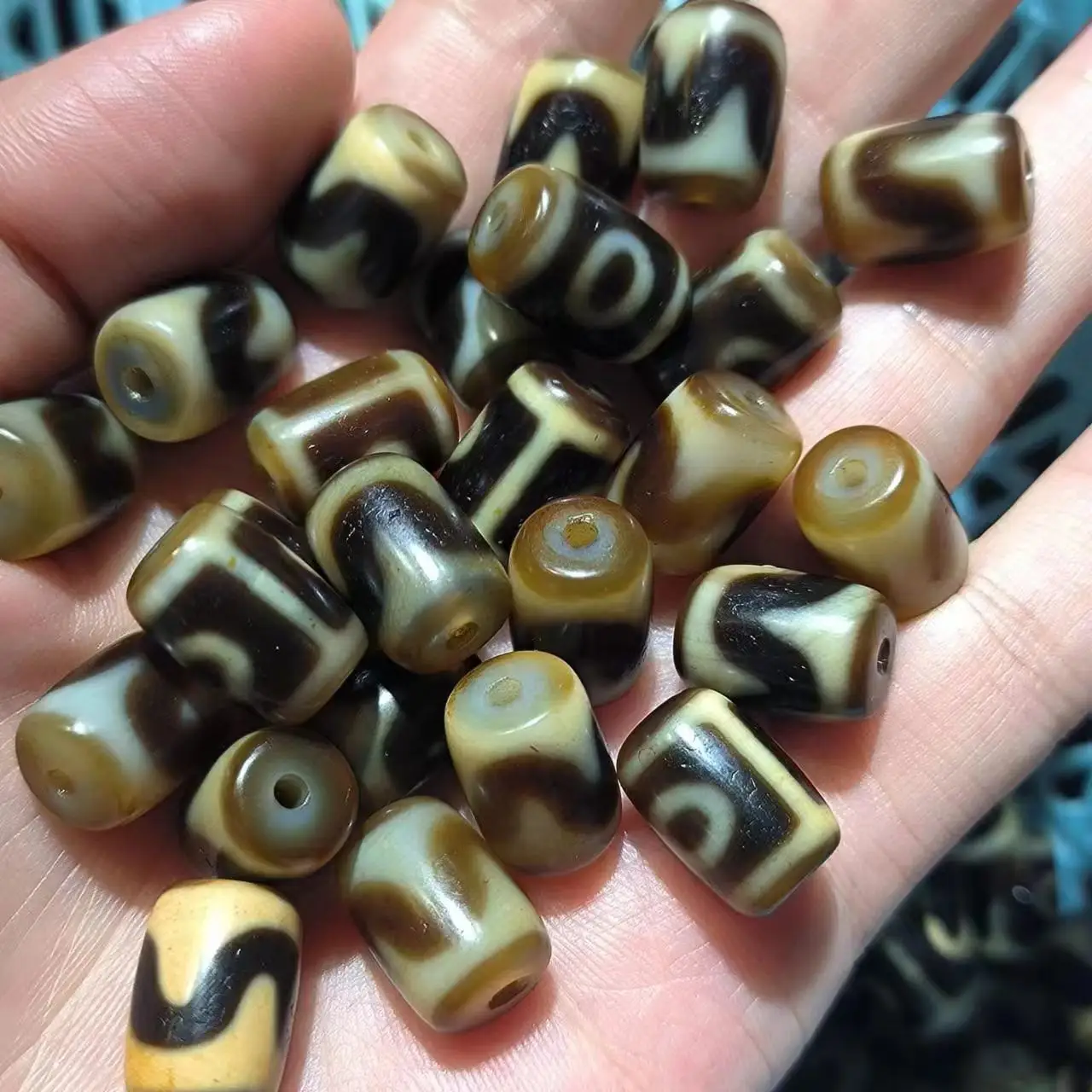 

1pcs/lot Natural old agate multi-pattern dzi tooth yellow cylindrical Weathering lines Ethnic style jewelry Barrel beads amulet