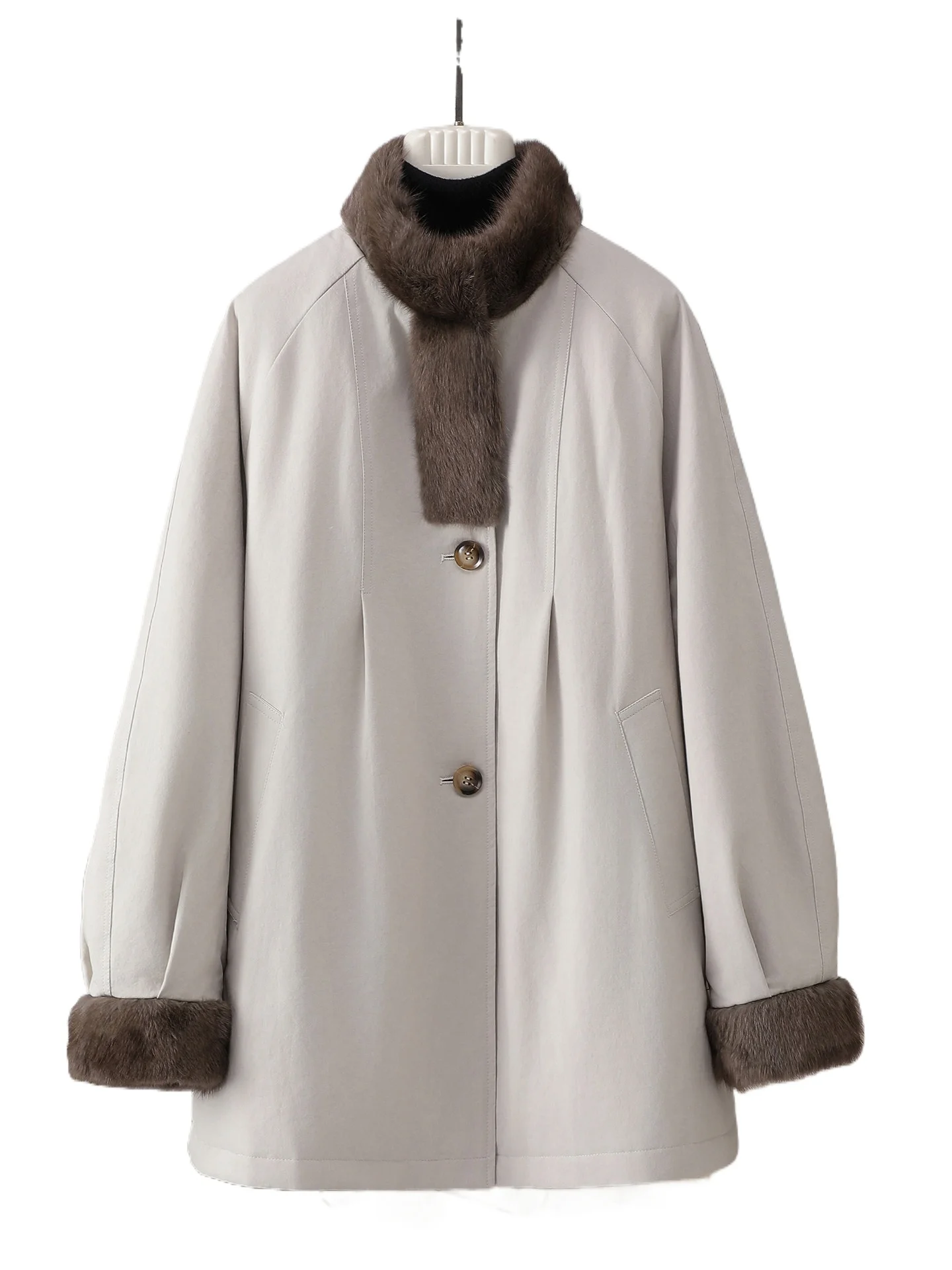 

Элитная оригинальная женская удлиненная пуховая куртка-парка в стиле барн с наполнителем из 90% гусиного пуха, с отделкой из меха норки цвета зеленый корень, свободного кроя.