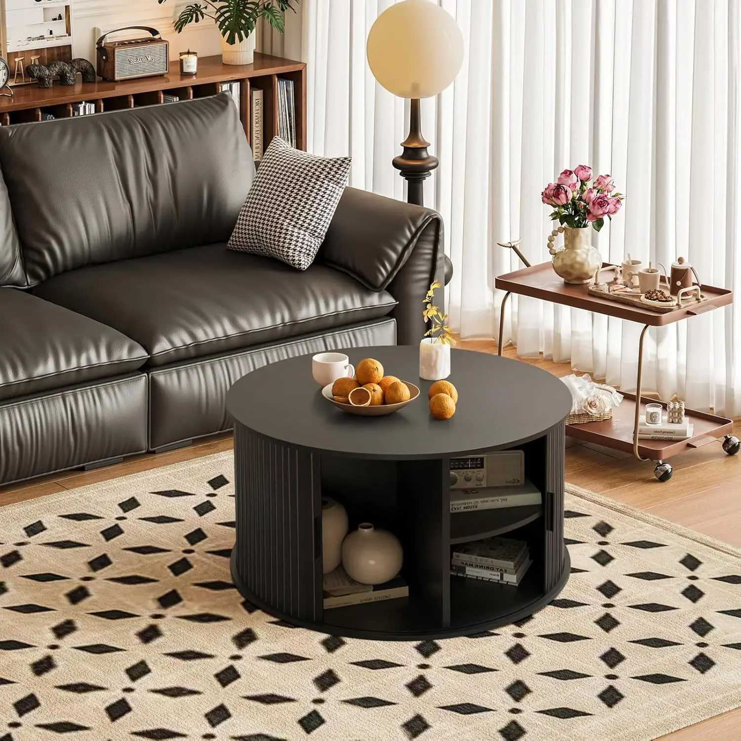 طاولة قهوة مستديرة للتخزين بأربعة مناطق، 31.5 بوصة مع 360 درجة °   باب منزلق منحني، لهجة خشبية مخددة ولمسة نهائية من خشب الجوز لغرفة المعيشة (B