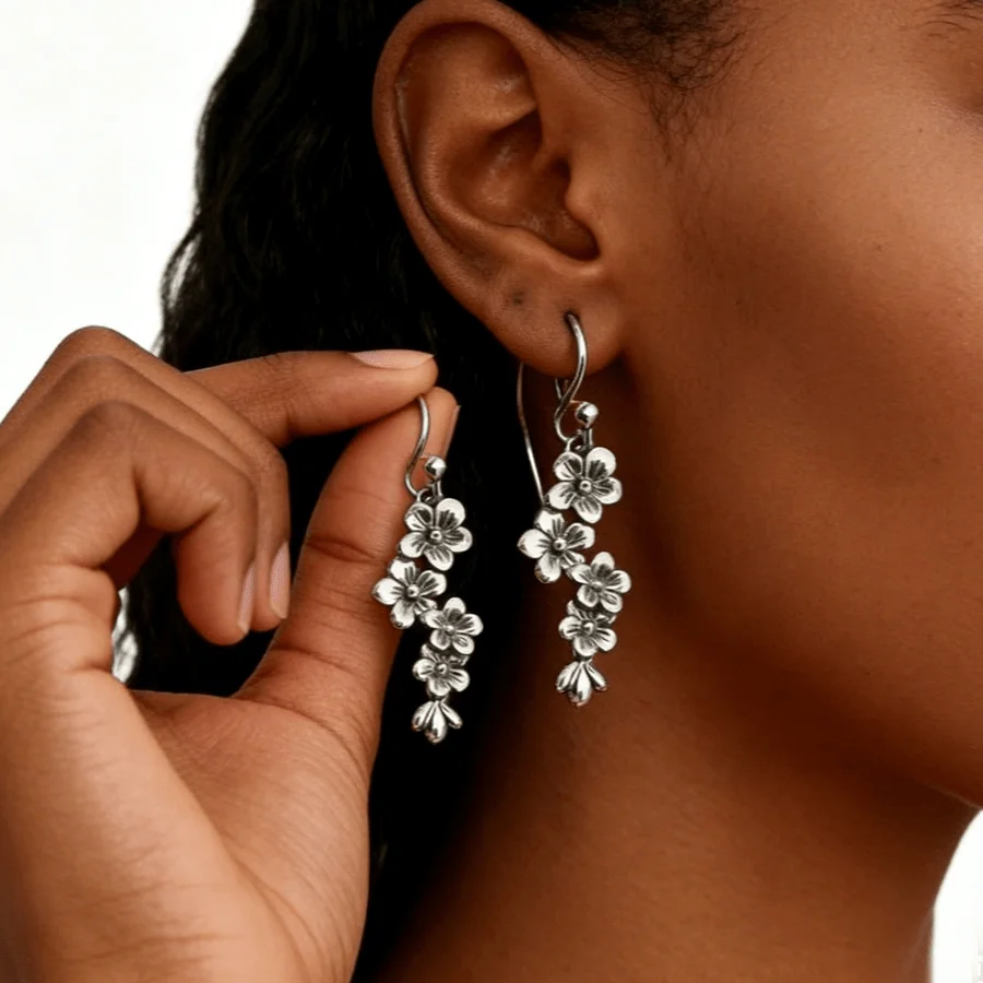 

Vintage-style women's earrings, silver carved flower tassel drop earrings, hypoallergenic and fade-resistant, accessories for dating outfits, exquisite gifts for couples, local warehouse available, Valentine's Day gifts