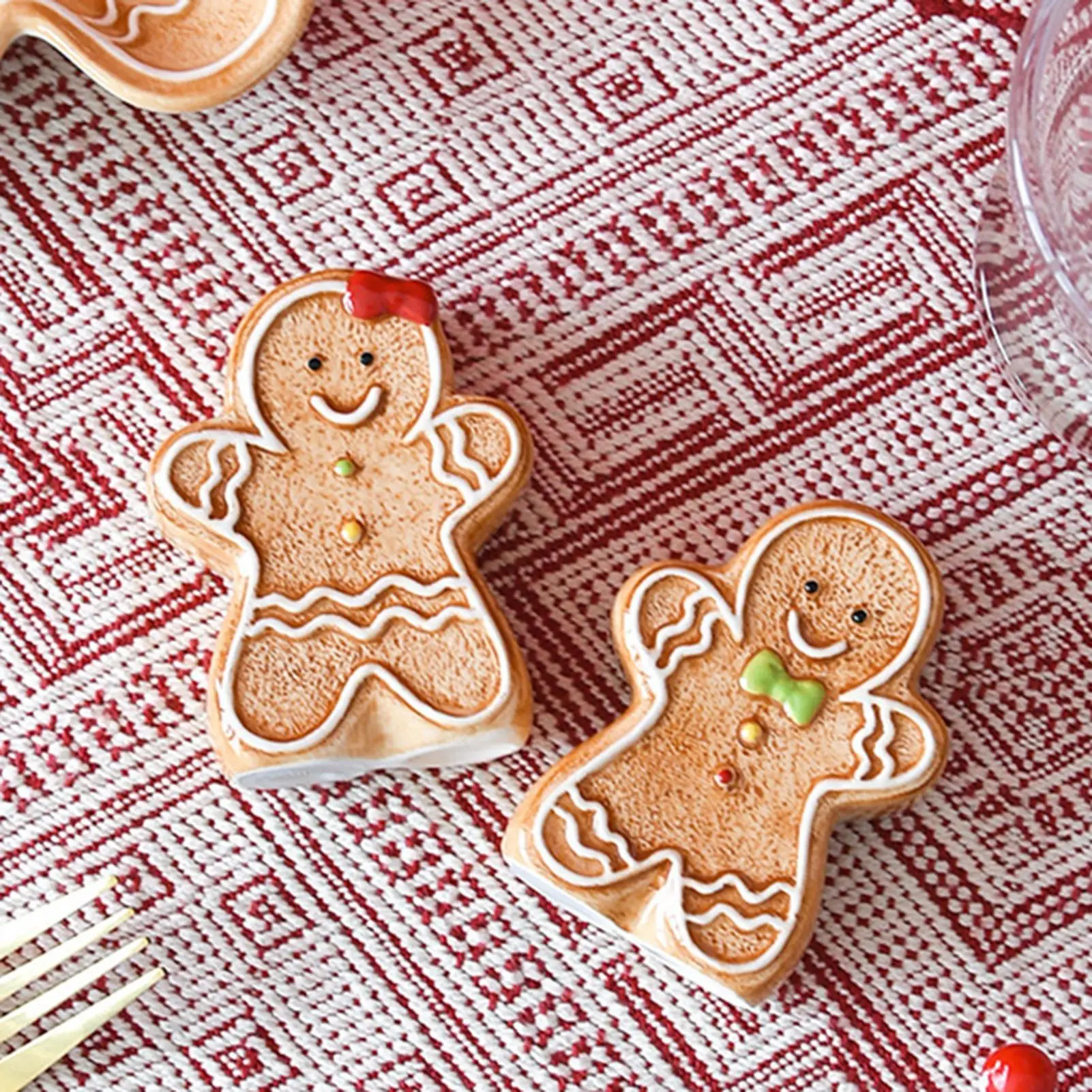 Gingerbread Salt and Pepper Shakers Ceramic Cute Gingerbread Man Figurine Kitchen Christmas Salt and Pepper Shakers for Kitchen