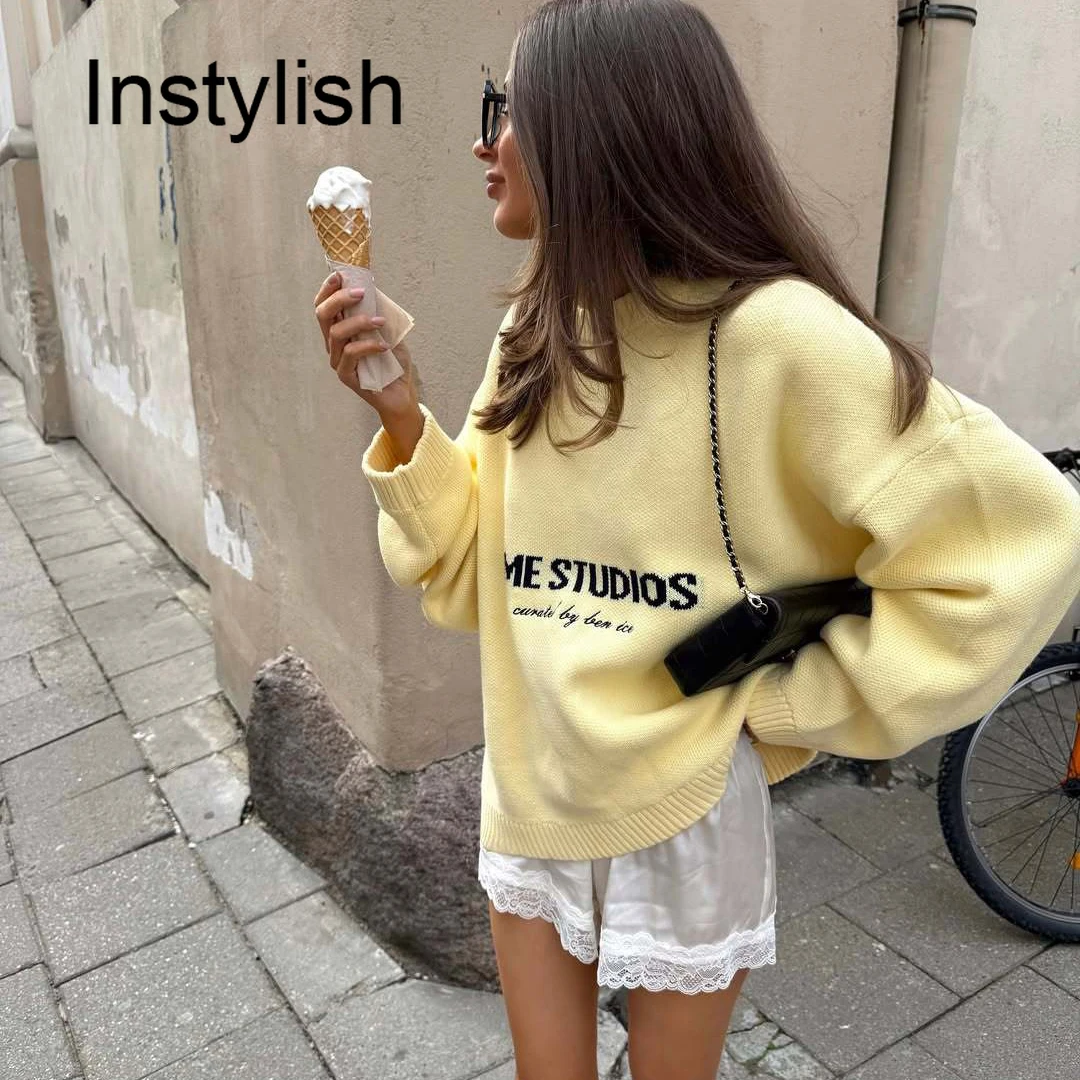 

A new style of loose knitted top with a round-neck lettered long sleeve for women, a casual autumn sweater for commuting