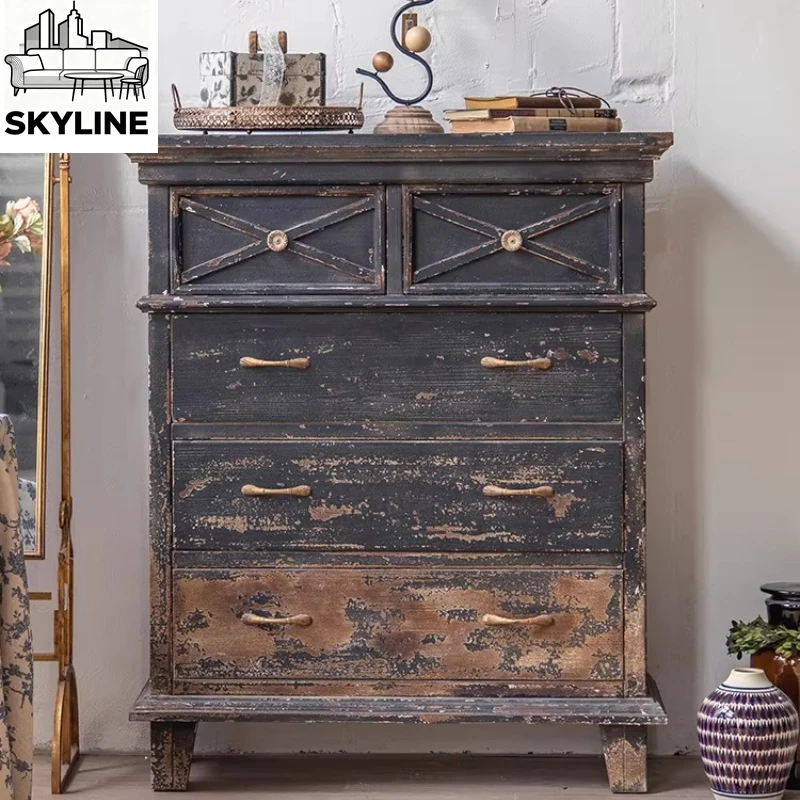 

Ретро-комод, шкаф для хранения вещей рядом с диваном из массива дерева, чайный шкафчик для гостиной у стены.