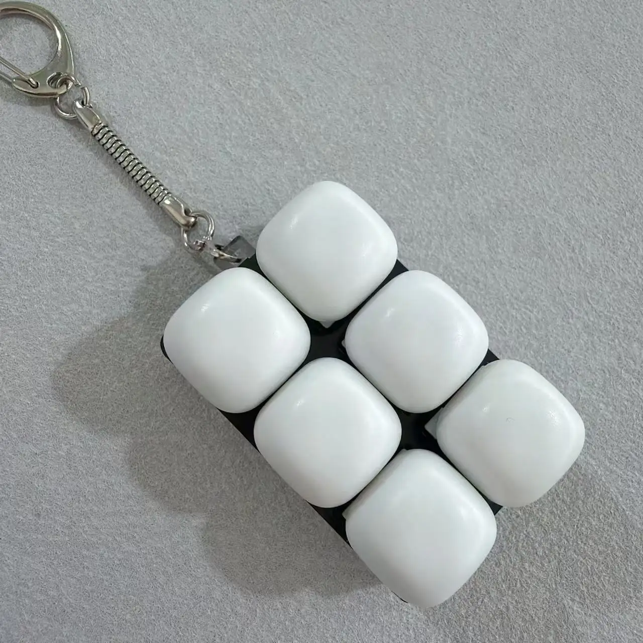 469‑key Fidget Keyboard Keychain, Bread‑Cap Switch Tester, Finger Stress Relief Toy Pendant. Suitable for adults and kids. Porta