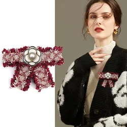 Broche de lazo de Camelia de perlas Vintage británico broche de encaje de tela accesorios de camisa de mujer coreana alfileres de ramillete de flores de cuello