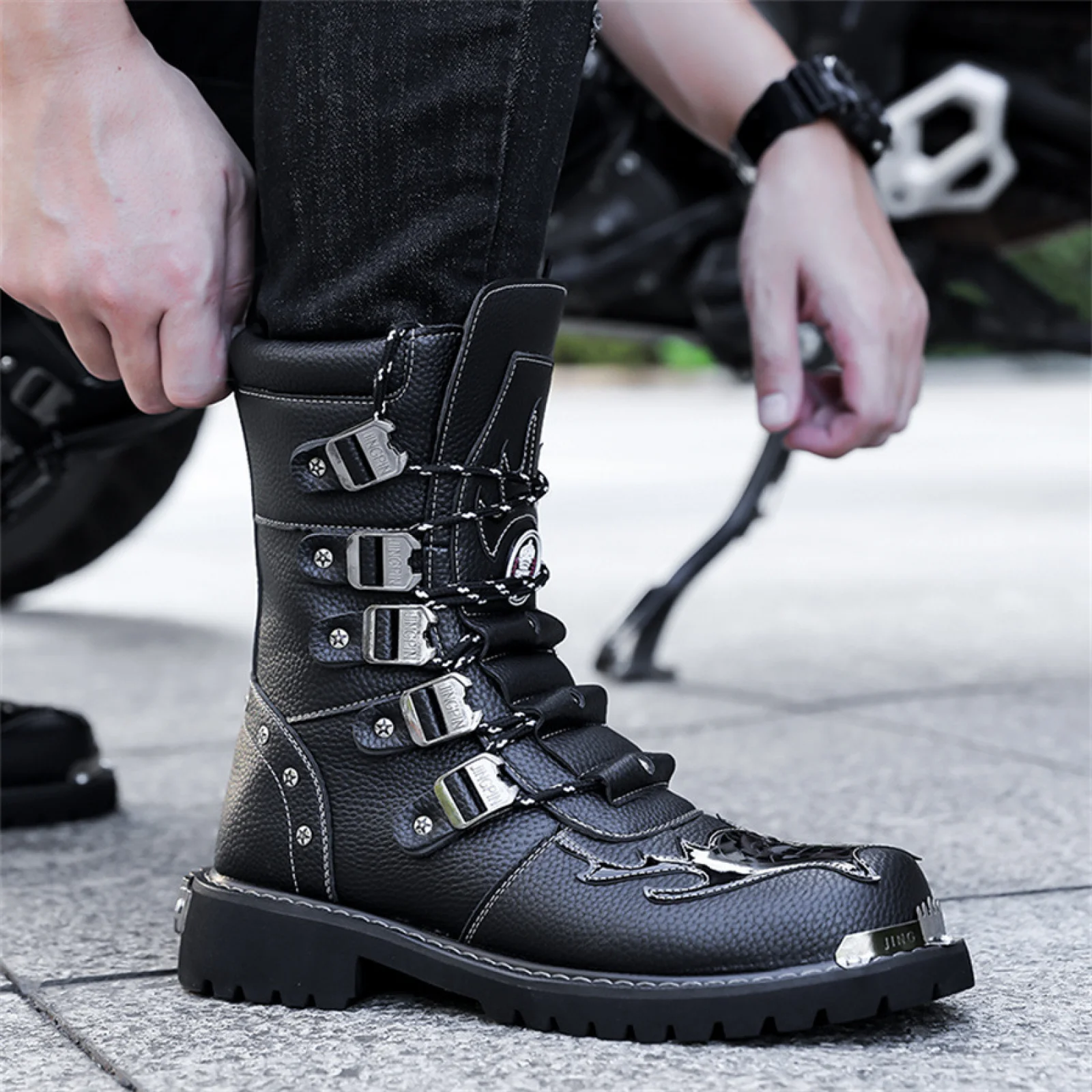 Scarpe alte in pelle stile britannico maschile Abbigliamento da lavoro Cavaliere Stivali punk da moto Decorazione con fibbia per cintura Scarpe alla moda