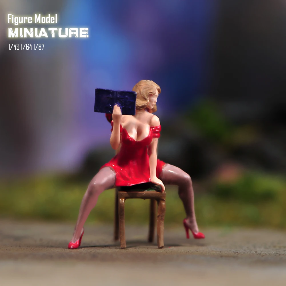 Miniaturowe figurki 1/87 1/64 1/43 1/24 Scarlet Girl and Chair Figurka People Model Diorama Dolls Creative Photography Scene Prop