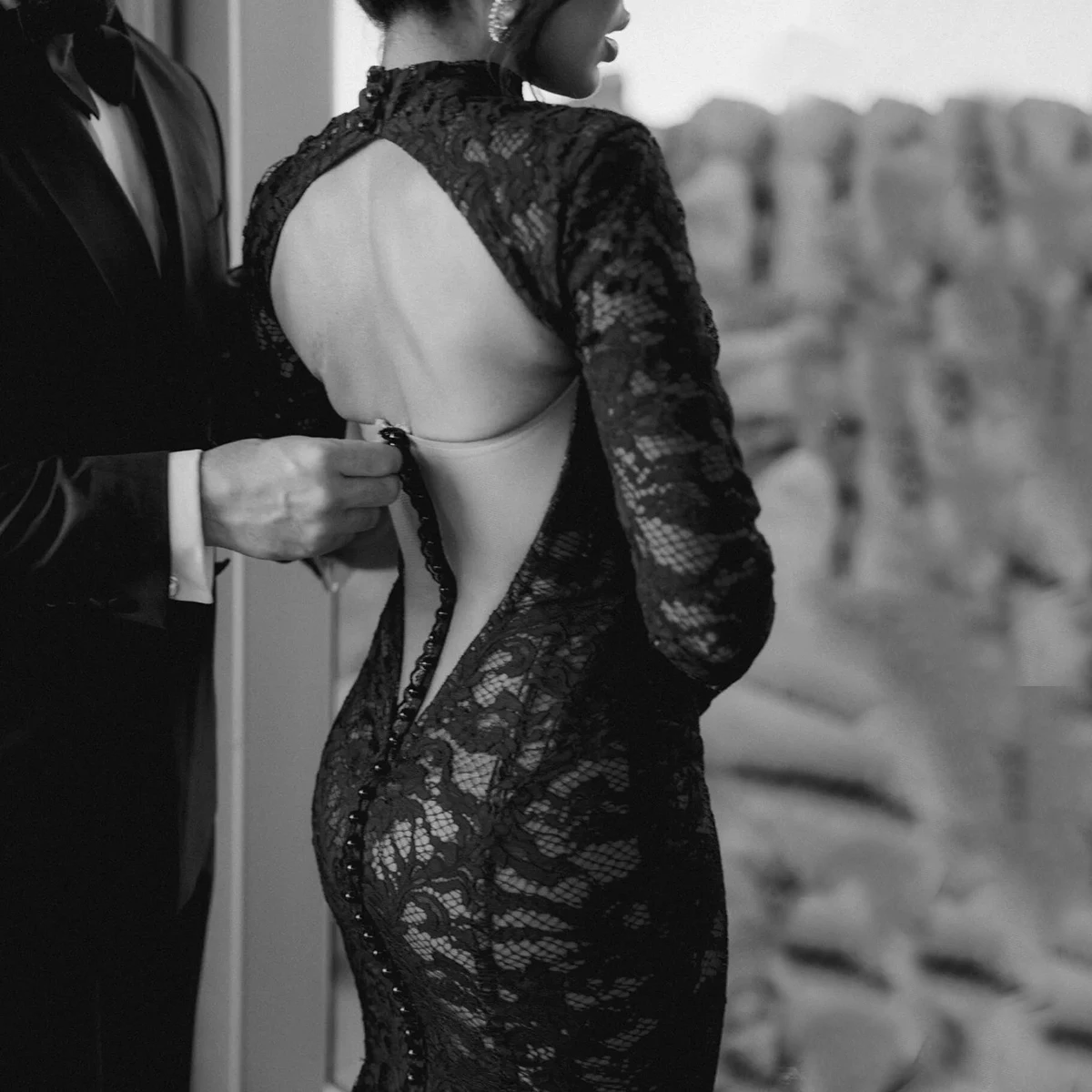 Long Sleeves High Collar Black Lace Open Back Mermaid Wedding Gowns Fitted Elegant Buttons Modest Customized Bridal Dress