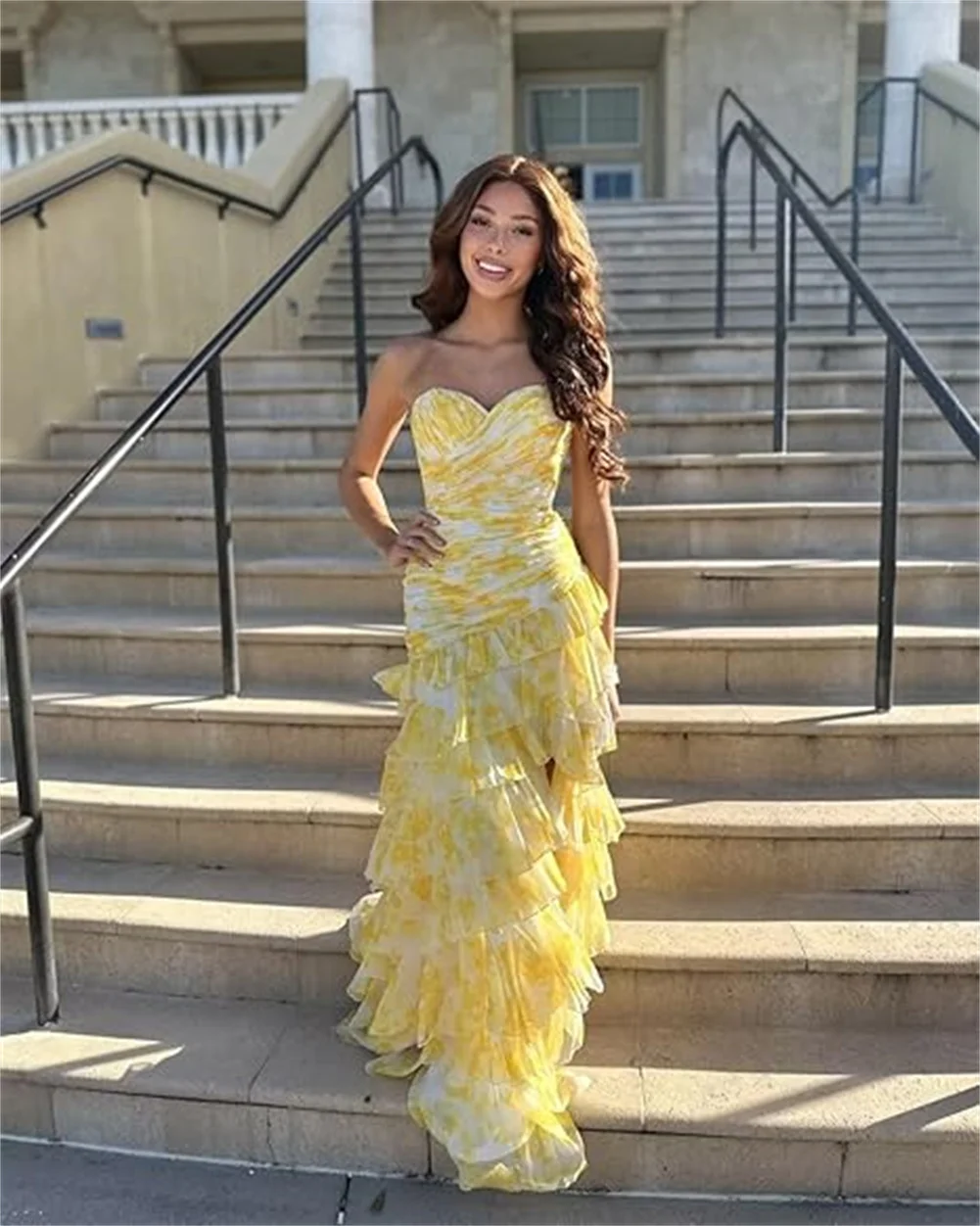 Vestido de fiesta personalizado con estampado floral sin tirantes de sirena para mujer, vestido de dama de honor de gasa con gradas y vestido de noche con escote en forma de corazón